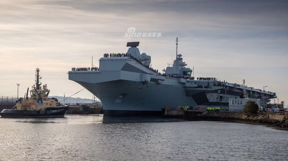 Hiện tại, tàu Prince of Wales có khả năng mang theo 40 máy bay các loại, tối đa mang theo được 50 máy bay các loại nhưng có thể mở rộng lên 70 chiếc dù khi đó hiệu quả cất - hạ cánh là không cao do sàn tàu quá chật chội. Nguồn ảnh: Sina.