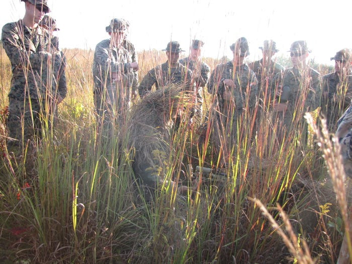 Trong nhiều trường hợp, lính bắn tỉa còn di chuyển với tốc độ rất chậm, chỉ vài ba mét mỗi tiếng đồng hồ để tiếp cận mục tiêu mà không bị đối phương phát hiện ra do thay đổi về địa hình là quá nhỏ trong thời gian kéo dài. Nguồn ảnh: BI.