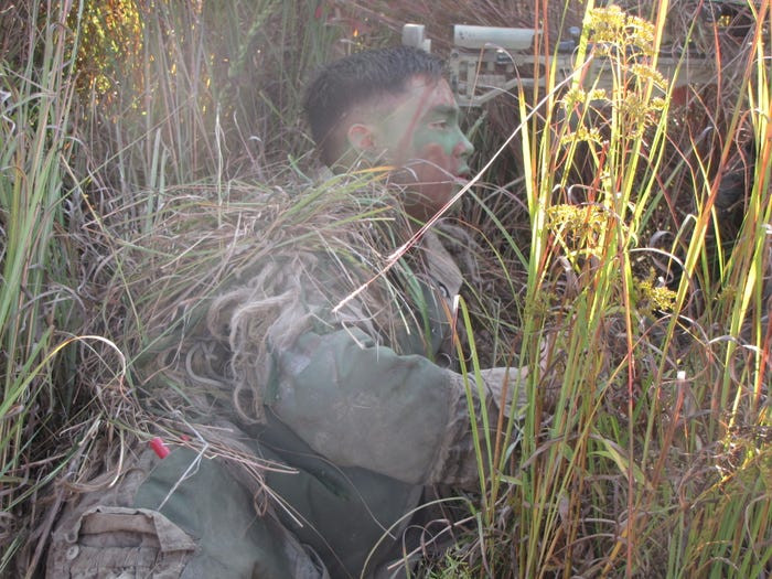 Để có thể thực hiện được các nhiệm vụ thâm nhập, do thám một cách tốt nhất và đảm bảo không để lộ vị trí, lính bắn tỉa Mỹ được đào tạo khả năng nguỵ trang cực kỳ "bá đạo". Nguồn ảnh: BI.