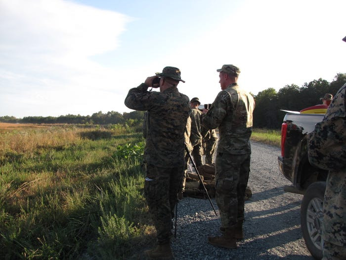 Cách thức đào tạo rất đơn giản, các học viên bắn tỉa sẽ được thả ra bất cứ môi trường nào và nhiệm vụ của họ là sử dụng những vật liệu có sẵn trong môi trường, tự nguỵ trang cho bản thân và vũ khí, sau đó tiếp cận các giảng viên của mình. Nguồn ảnh: BI.