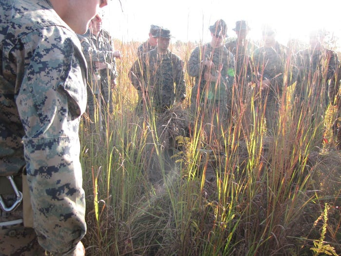 Vì việc nguỵ trang cần tận dụng tốt yếu tố môi trường, địa hình. Vậy nên không chỉ cần nắm bắt vững những bài nguỵ trang, cơ động bí mật mà học viên vẫn cần có sự sáng tạo nhất định để có thể hoà mình hoàn toàn vào môi trường. Nguồn ảnh: BI.