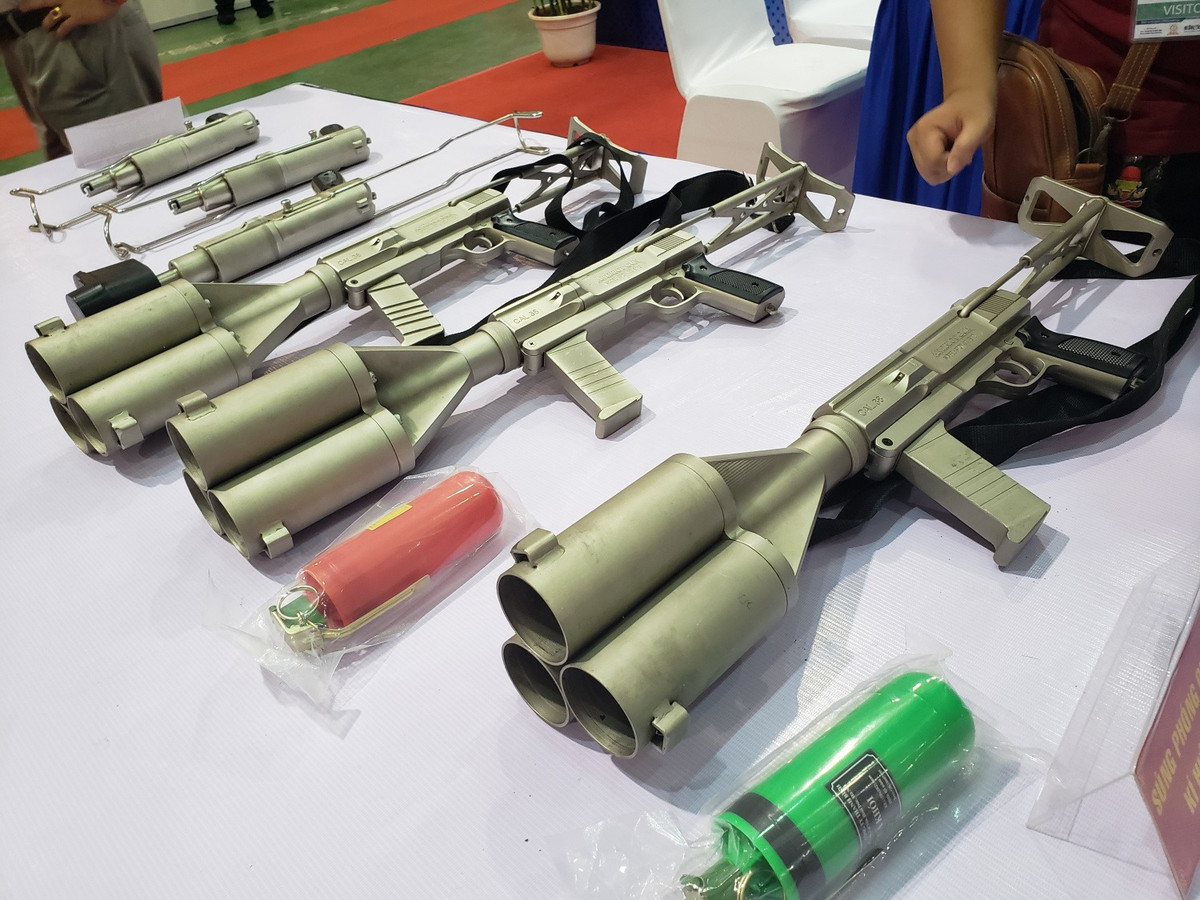 Loại súng này được sử dụng để phóng ra lưới ở khoảng cách khoảng 40 mét, khi bắn thẳng vào gầm xe hơi hoặc bánh xe máy, lưới sẽ làm rối bánh khiến phương tiện dừng lại ngay lập tức. Nguồn ảnh: Thefirearmblog.