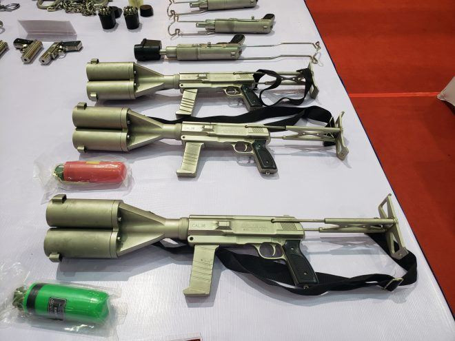 Một vài loại súng bắn lưới của Bộ Công an cũng thu hút được nhiều sự chú ý của phóng viên nước ngoài. Nguồn ảnh: Thefirearmblog.