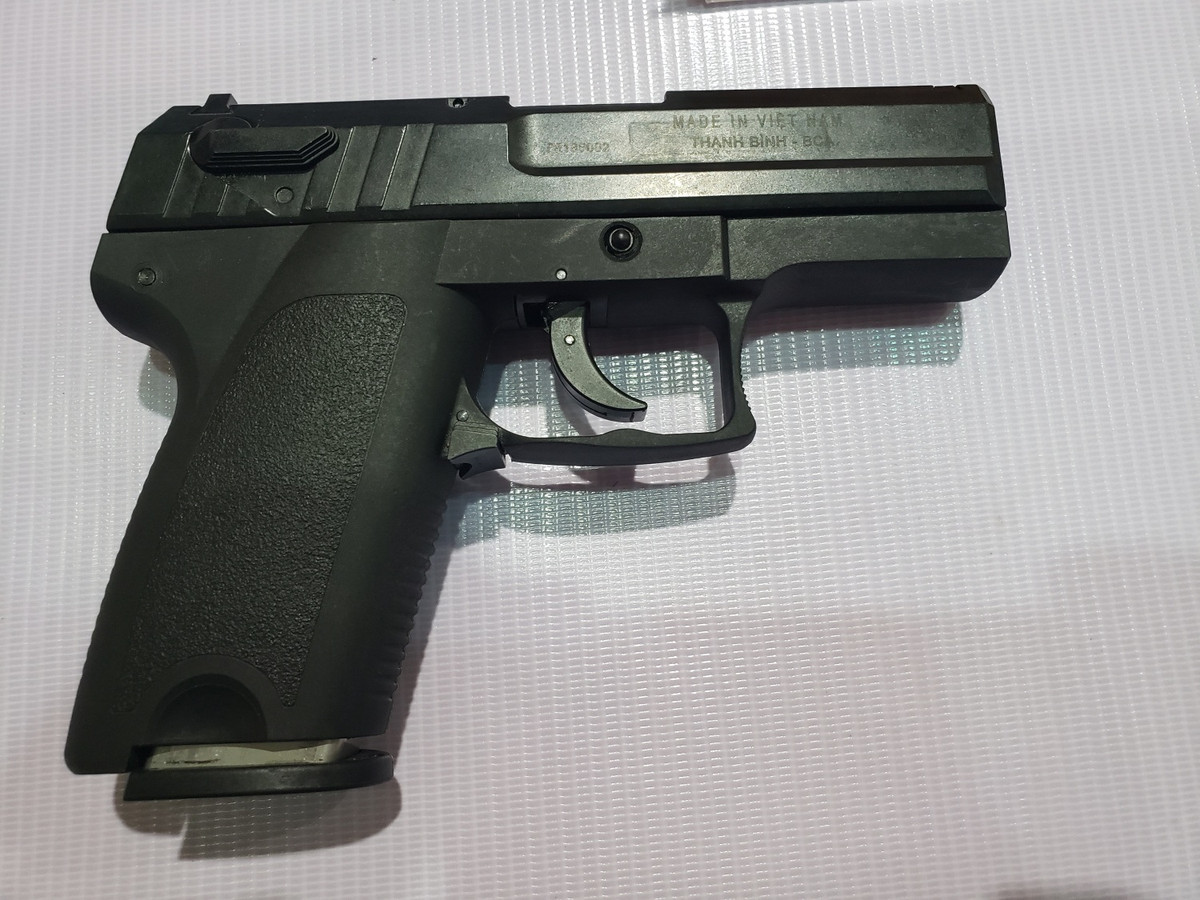 Những công cụ hỗ trợ được trưng bày tại triển lãm bao gồm nhiều loại " súng made in Việt Nam" sử dụng đạn không sát thương. Nguồn ảnh: Thefirearmblog.