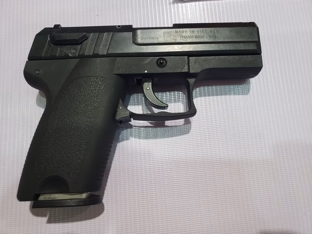 Những công cụ hỗ trợ được trưng bày tại triển lãm bao gồm nhiều loại " súng made in Việt Nam" sử dụng đạn không sát thương. Nguồn ảnh: Thefirearmblog.