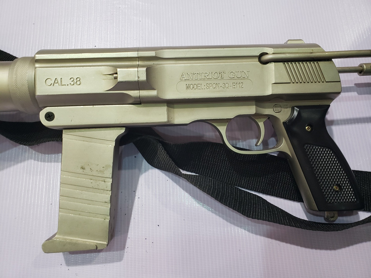 Mẫu súng phóng lưới thậm chí còn được thiết kế với báng gấp, có cấu tạo như súng tiểu liên. Nguồn ảnh: Thefirearmblog.