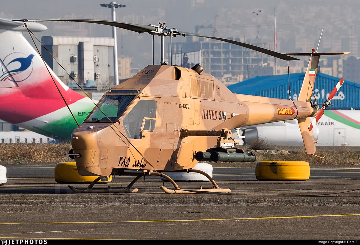 Điểm đặc biệt của loại trực thăng này đó là nó có hệ thống cánh quạt quay ngược chiều kim đồng hồ - đồng nghĩa với việc cánh quạt đuôi của nó được đặt bên trái thay vì ở bên phải như thông thường. Nguồn ảnh: FAR.