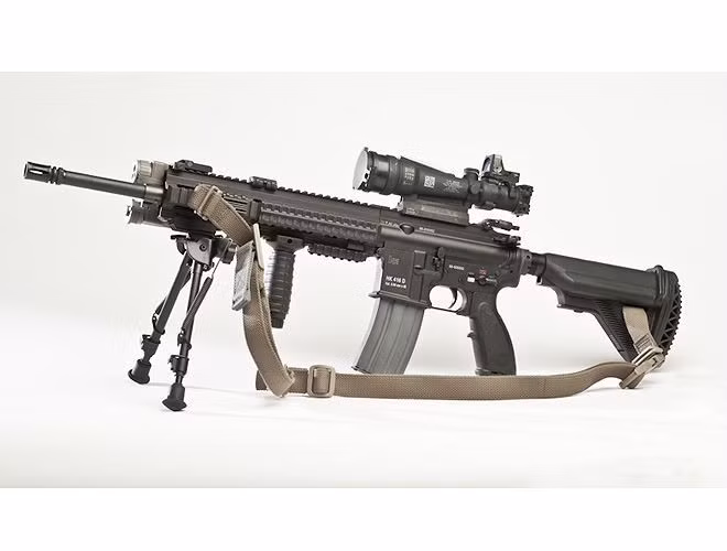 HK416 có trọng lượng 3,6kg, chiều dài 940mm, nòng dài 420mm.