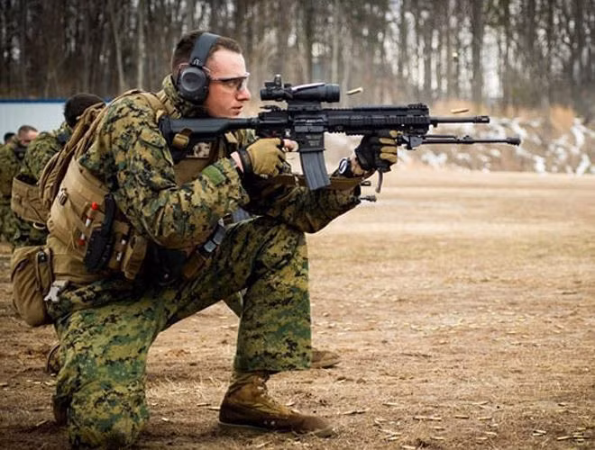 Súng sử dụng cỡ đạn 5,56 x 45mm, hộp tiếp đạn của M16 và M4 có thể sử dụng được trên HK416.