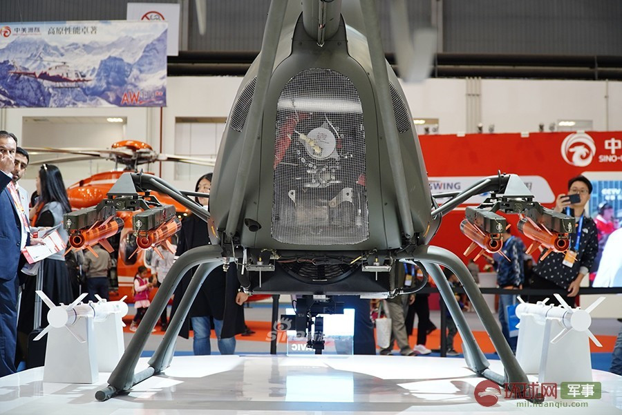 Trực tăng AV500W cũng mới chỉ đang trong quá trình hoàn thiện và chưa rõ khả năng hoạt động của loại trực thăng này trong thực tế. Tuy nhiên có thể khẳng định, AV500W có khả năng tấn công và trinh sát khá tốt dựa trên những trang bị mà nó mang theo. Nguồn ảnh: Sina.