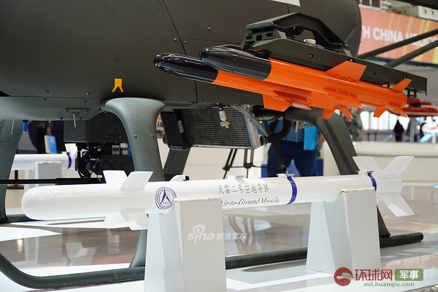 Trực thăng được trang bị hai cánh treo vũ khí hai bên, mỗi cánh treo sẽ mang được tối đa hai giá gắn vũ khí. Các loại vũ khí tương thích với trực thăng không người lái này bao gồm tên lửa đối đất, pháo phản lực hoặc thậm chí là tên lửa không đối không. Nguồn ảnh: Sina.