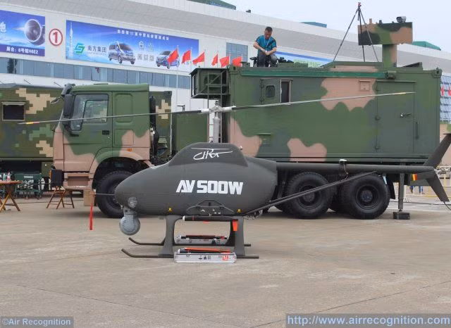 Kích thước siêu nhỏ gọn của trực thăng AV500W với cánh quạt chính chỉ bao gồm hai lá cánh và cánh quạt đuôi cũng chỉ có hai lá kích thước nhỏ. Nguồn ảnh: Airec.