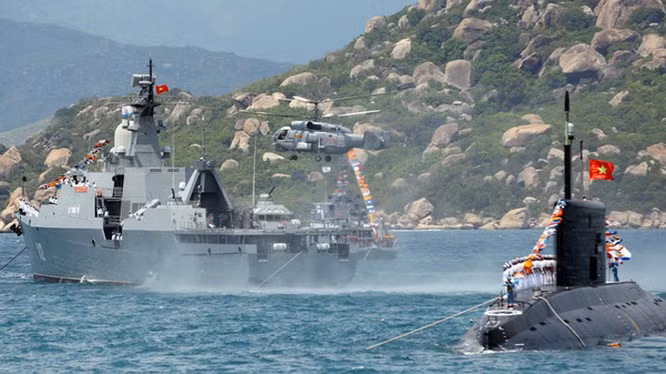 Khi di chuyển, các loại tàu sẽ luôn phát ra tiếng động. Tiếng động này dù nhỏ nhưng vẫn truyền trong nước với tốc độ cao hơn nhiều lần so với trong không khí. Một thiết bị sonar nhạy có thể thu được tiếng động từ chân vịt tàu chiến ở khoảng cách hàng chục kilomets. Nguồn ảnh: BHQ.