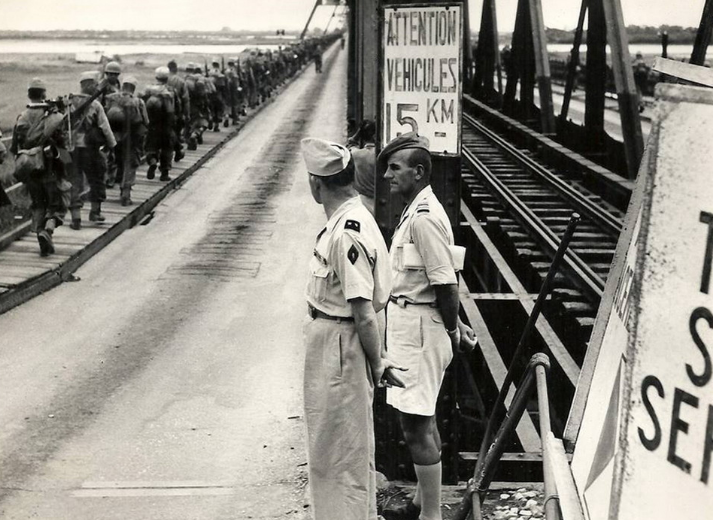 Tới 16 giờ ngày 9/10/1954, người lính Pháp cuối cùng rút khỏi Hà Nội qua lối Cầu Long Biên. Những địa điểm quan trọng nhất đã được ta tiếp quản vào tối ngày này. Nguồn ảnh: TL.