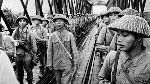 Bắt đầu từ ngày 7/10, nhiều đơn vị Quân đội Việt Nam đã tham gia tiếp quản Thủ đô, tiến về Hà Nội theo nhiều hướng. Nguồn ảnh: TL.