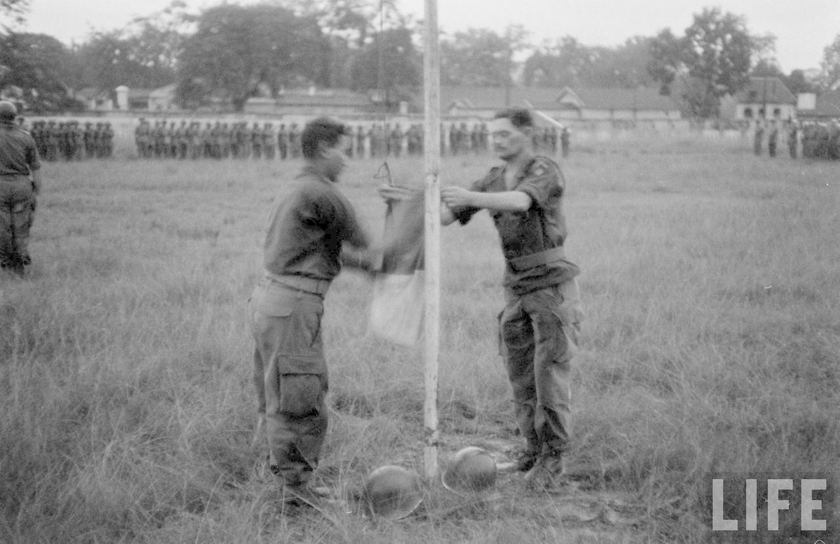 Từ ngày 6/10/1954, Pháp bắt đầu rút lui khỏi Văn Điển. Đây cũng là khu vực đầu tiên ở ngoại thành được Việt Nam Dân chủ Cộng hoà tiếp quản. Nguồn ảnh: Life.
