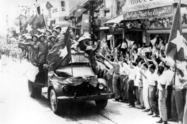 Người dân Hà Nội đổ ra đường chào đón đoàn quân giải phóng quay trở lại Thủ đô sau 9 năm ròng kháng chiến ở nơi "rừng thiêng nước độc". Nguồn ảnh: TL.