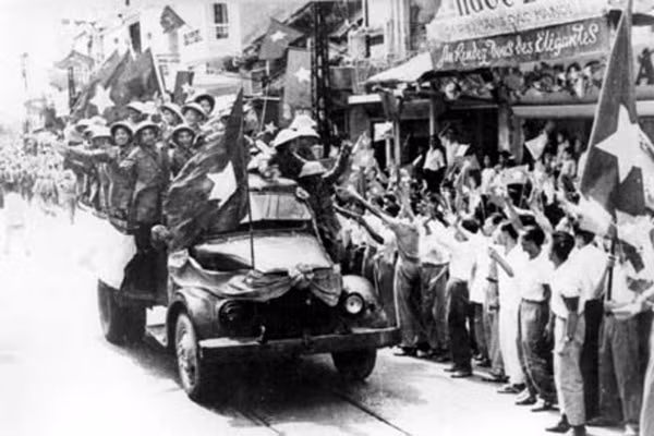 Người dân Hà Nội đổ ra đường chào đón đoàn quân giải phóng quay trở lại Thủ đô sau 9 năm ròng kháng chiến ở nơi "rừng thiêng nước độc". Nguồn ảnh: TL.