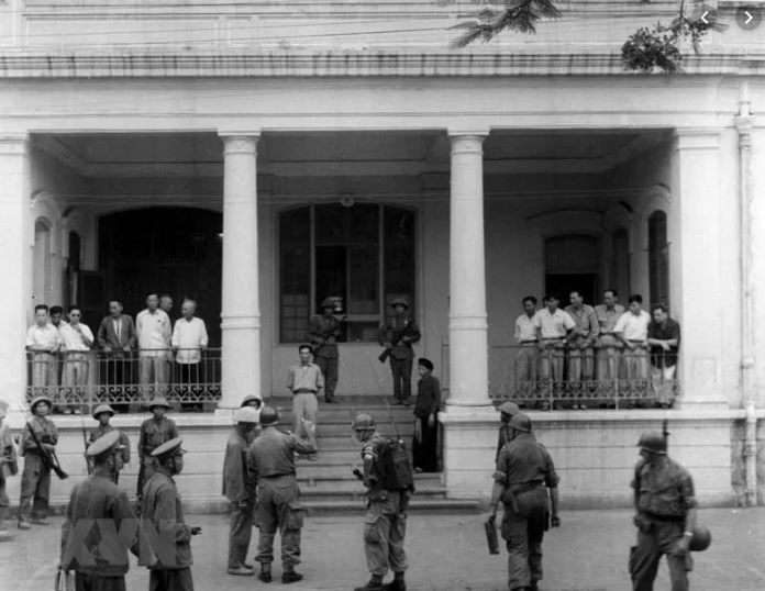 Tới sáng ngày hôm sau, hàng dài quân Việt Minh tiến vào thành phố qua nhiều hướng, tràn ngập Hà Nội, chính thức dành quyền kiểm soát thủ đô. Nguồn ảnh: TL.