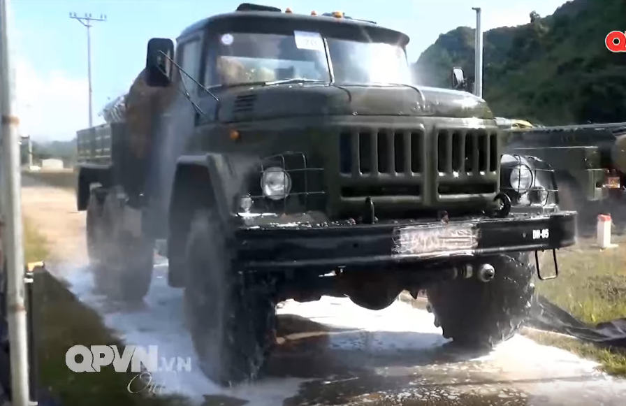 Các loại phương tiện của binh chủng hoá học cũng sẽ cần được tẩy rửa đúng cách thức, quy trình sau khi trở về từ vùng nhiễn độc. Nguồn ảnh: QPVN.