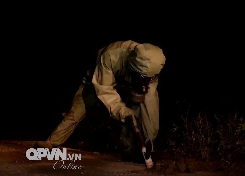 Mặc dù kể từ sau Chiến tranh Thế giới thứ nhất, vũ khí hoá học đã bị cấm trên toàn thế giới nhưng mọi lực lượng quân đội đều có binh chủng hoá học - phòng hoá để phục vụ cho công việc khắc phục môi trường khi xảy ra sự cố có liên quan đến hóa học, hoặc các chất độc nguy hiểm. Nguồn ảnh: QPVN.