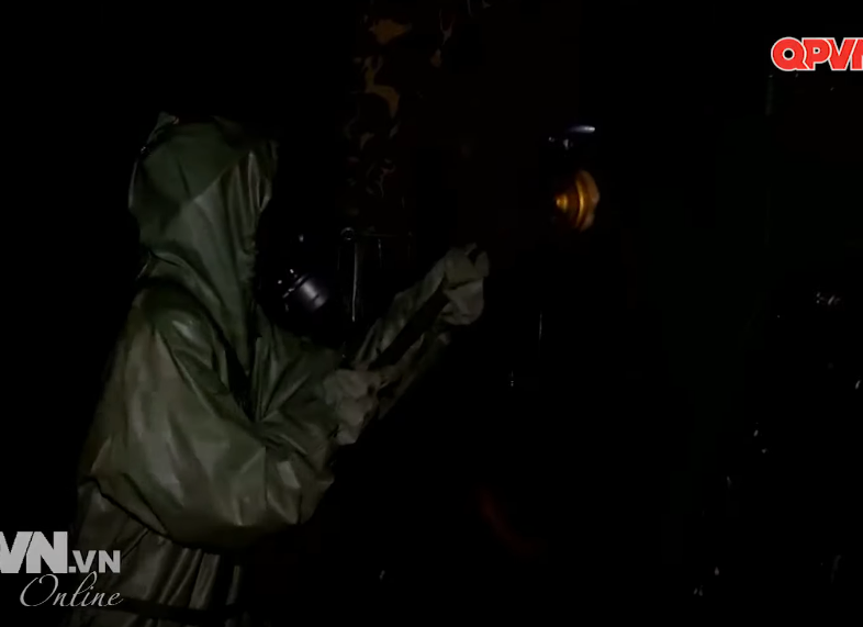 Công việc thường thấy của lực lượng phòng hoá hiện đại đó là tẩy uế, cọ rửa môi trường, thiết bị ở trong khu vực nhiễm bẩn. Nguồn ảnh: QPVN.