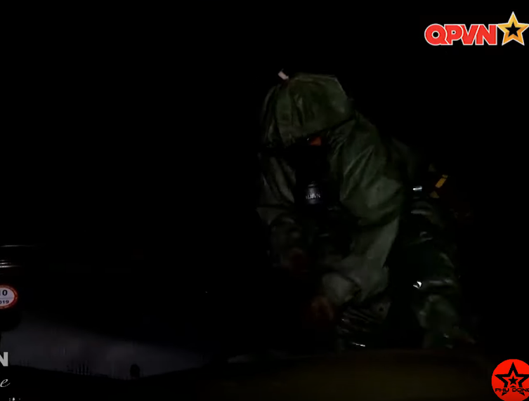 Đặc biệt khi hoạt động vào buổi tối, bộ quần áo đặc dụng của binh chủng hoá học sẽ khiến người lính gần như chỉ làm việc theo cảm giác và rất khó quan sát được môi trường xung quanh. Nguồn ảnh: QPVN.