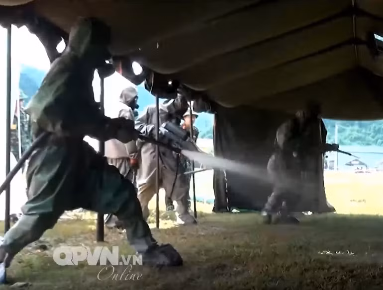 Nếu không có một thể lực thật tốt, kỹ năng nhuần nhuyễn, người lính phòng hóa rất có thể sẽ ngất sỉu chỉ sau vài chục phút khoác lên mình bộ trang phục này. Nguồn ảnh: QPVN.