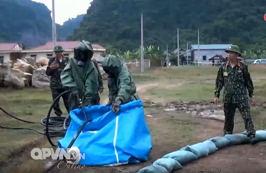 Khi hoạt động vào ban ngày, dù tầm nhìn của người lính có phần cải thiện hơn nhưng đổi lại nhiệt độ bên trong bộ quân phục sẽ tăng lên nhanh chóng dưới sức nóng của mặt trời. Nguồn ảnh: QPVN.