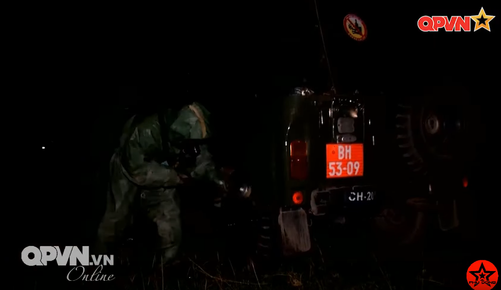 Bộ quần áo bảo hộ của binh chủng hoá học Việt Nam được thiết kế để chống lại mọi tác nhân từ môi trường tác động lên người lính, bao gồm cả tác nhân phóng xạ. Nguồn ảnh: QPVN.