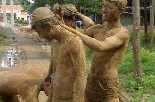 Khi ngụy trang theo cách này, người lính chỉ cần được trang bị duy nhất một chiếc quần ngắn và một chiếc mũ bọc đầu. Nguồn ảnh: TL.