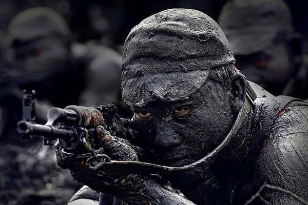 Mũ cũng là trang bị cực kỳ quan trọng cho binh lính đặc công vì đặc thù tác chiến đòi hỏi phải thường xuyên cận chiến, việc người lính đội mũ sẽ khiến khi cận chiến, đối phương khó có thể túm tóc của các chiến sĩ được. Nguồn ảnh: TL.