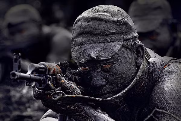 Mũ cũng là trang bị cực kỳ quan trọng cho binh lính đặc công vì đặc thù tác chiến đòi hỏi phải thường xuyên cận chiến, việc người lính đội mũ sẽ khiến khi cận chiến, đối phương khó có thể túm tóc của các chiến sĩ được. Nguồn ảnh: TL.