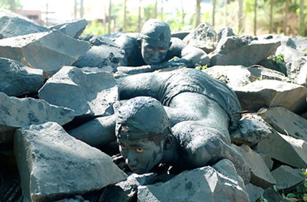 Ngón nghề nghe qua tưởng chừng như đơn giản này thực tế lại rất quan trọng trong tác chiến đặc công, đặc nhiệm và được ta đúc kết bằng máu trong quá trình chiến đấu lâu dài. Nguồn ảnh: TL.