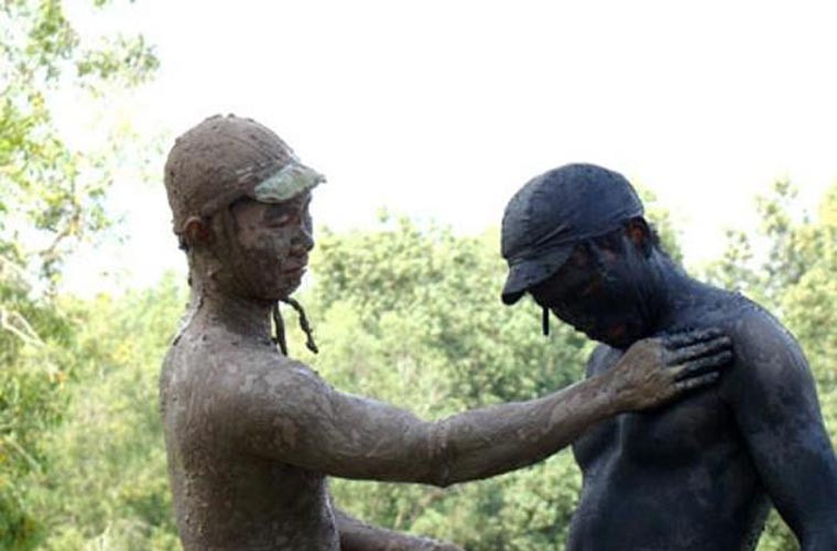 Bằng cách lợi dụng bùn đất, cây cối trong từng môi trường tác chiến, những người lính của ta có thể dễ dàng hòa nhập vào môi trường. Nguồn ảnh: TL.