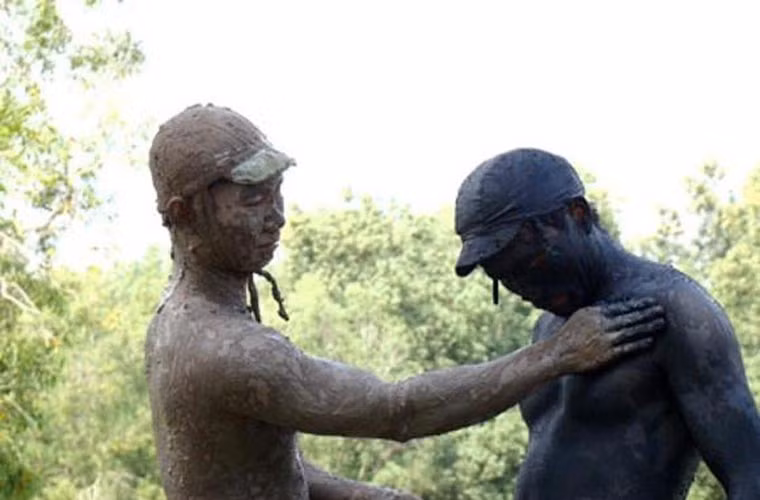 Bằng cách lợi dụng bùn đất, cây cối trong từng môi trường tác chiến, những người lính của ta có thể dễ dàng hòa nhập vào môi trường. Nguồn ảnh: TL.