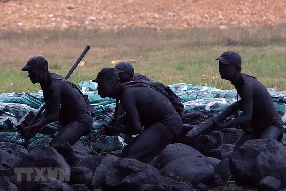 Do không bị bó buộc bởi những bộ quân phục cố định một cách khiên cưỡng, người lính đặc công hoàn toàn có thể tùy biến ngoại hình của mình phù thuộc vào những gì họ kiếm xung quanh môi trường tác chiến. Nguồn ảnh: TTXVN.