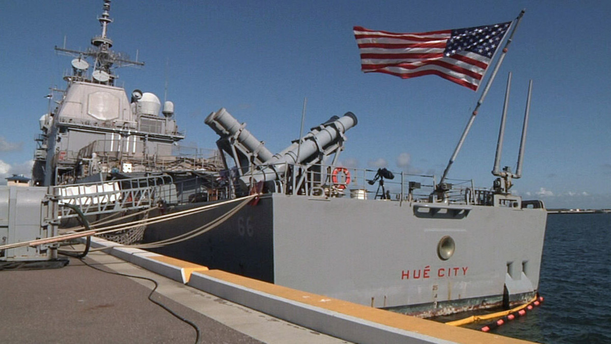 Trong quá khứ, USS Hue City đã từng bị Hải quân Mỹ dự kiến cho về hưu vào năm 2021. Tuy nhiên với việc được nâng cấp giữa vòng đời, USS Hue City cùng với 21 chiếc tuần dương hạm khác lớp Ticonderoga nhiều khả năng sẽ được tiếp tục sử dụng cho tới năm 2040. Nguồn ảnh: USNaval.