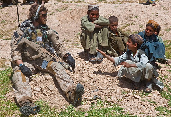 Trọng lượng từ 3,0kg đến 3,29kg, tầm bắn từ 400m-600m. Biến thể này sử dụng hộp tiếp đạn tiêu chuẩn NATO 5.56x45mm 30 viên, sơ tốc đầu nòng 870 m/giây, tốc độ bắn 600 phát/phút