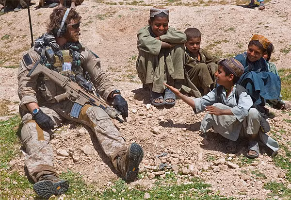 Trọng lượng từ 3,0kg đến 3,29kg, tầm bắn từ 400m-600m. Biến thể này sử dụng hộp tiếp đạn tiêu chuẩn NATO 5.56x45mm 30 viên, sơ tốc đầu nòng 870 m/giây, tốc độ bắn 600 phát/phút