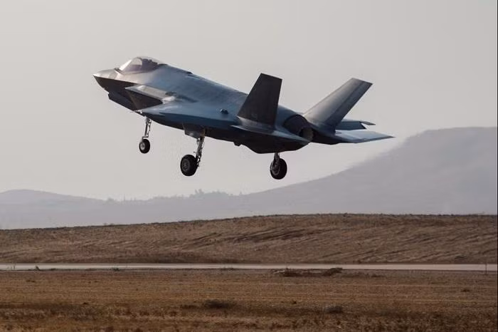 Hiện tại, Israel đang có trong tay khoảng 30 chiếc F-35I và đây là phiên bản được cải biên bởi chính quốc gia này, hứa hẹn sẽ có khả năng tác chiến cực kỳ hiệu quả trong tương lai, đảm bảo không dễ bị "bắt bài" như những tiêm kích F-35A phiên bản phổ thông được nhiều quốc gia trên thế giới sử dụng. Nguồn ảnh: Pinterest.