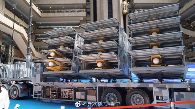 Theo hình ảnh được công bố, Chien Hsiang được thiết kế theo kiểu phóng dàn với mỗi hệ thống phóng được trang bị tới 12 chiếc máy bay không người lái cảm tử (UAV) Chien Hsiang.