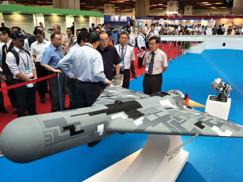 Vũ khí này giống như một quả tên lửa hành trình nhưng được thiết kế có thời gian hoạt động trên không lâu hơn, bay lởn vởn quanh khu vực có địch, xác định mục tiêu rồi tấn công vào đối phương.