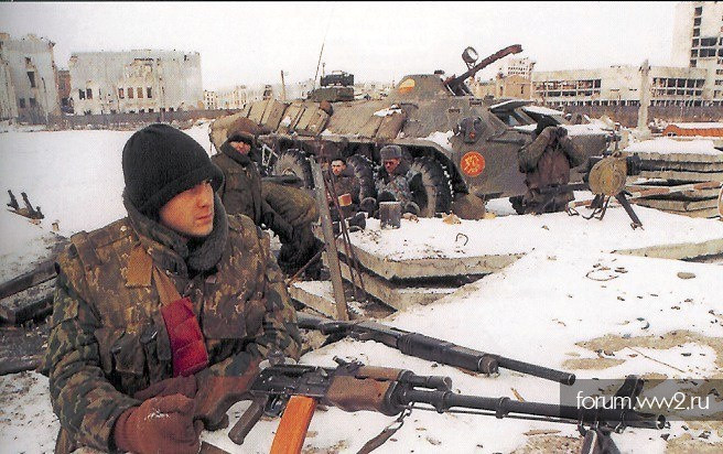 Do sử dụng cỡ đạn quá lớn, súng shotgun KS-23 chỉ có dự trữ đạn tối đa 4 viên kèm theo đó là tầm bắn rất thấp - chỉ khoảng 100 mét - giống như mọi loại súng shotgun khác có cơ chế bắn tương đương. Nguồn ảnh: Pinterest.