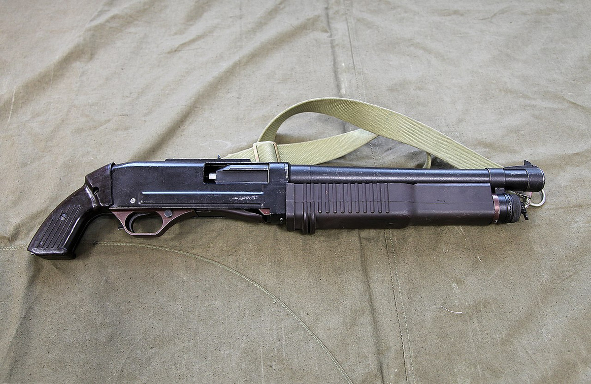 Thiết kế của shotgun KS-23 không có nhiều điểm đặc biệt, điểm khác biệt quan trọng giữa khẩu shotgun này với nhiều khẩu súng được Liên Xô cho ra đời vào thời bấy giờ đó là nó không có bất cứ một chi tiết nào được làm bằng gỗ. Nguồn ảnh: Pinterest.