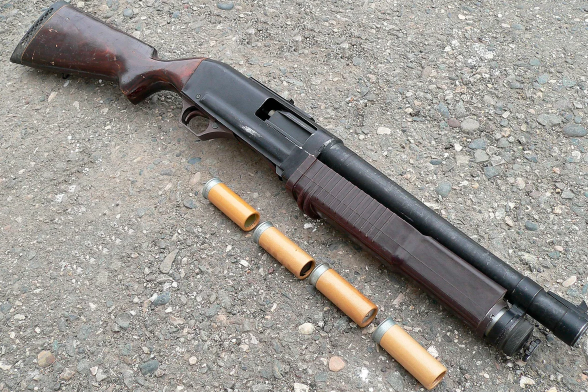 Ngoài việc sử dụng để tấn công phương tiện dân sự, KS-23 còn cực kỳ thích hợp khi sử dụng để... phá cửa. Về mặt lý thuyết thì cỡ đạn 23mm ở cự ly gần có khả năng phá tung mọi loại khóa cửa hay bản lề cửa thông thường. Nguồn ảnh: Pinterest.