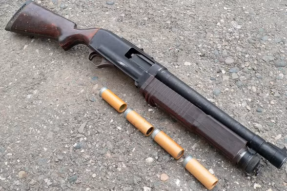 Ngoài việc sử dụng để tấn công phương tiện dân sự, KS-23 còn cực kỳ thích hợp khi sử dụng để... phá cửa. Về mặt lý thuyết thì cỡ đạn 23mm ở cự ly gần có khả năng phá tung mọi loại khóa cửa hay bản lề cửa thông thường. Nguồn ảnh: Pinterest.