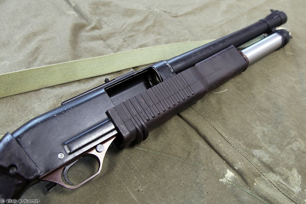 Điều này khiển cho súng có trọng lượng khá nhẹ khi chỉ nặng tổng thể có 3,85kg. Tuy nhiên nên nhớ rằng, khẩu súng này có cỡ nòng 23mm - nghĩa là lớn gấp ba lần cỡ nòng của khẩu AKM có trọng lượng tương đương. Nguồn ảnh: Pinterest.