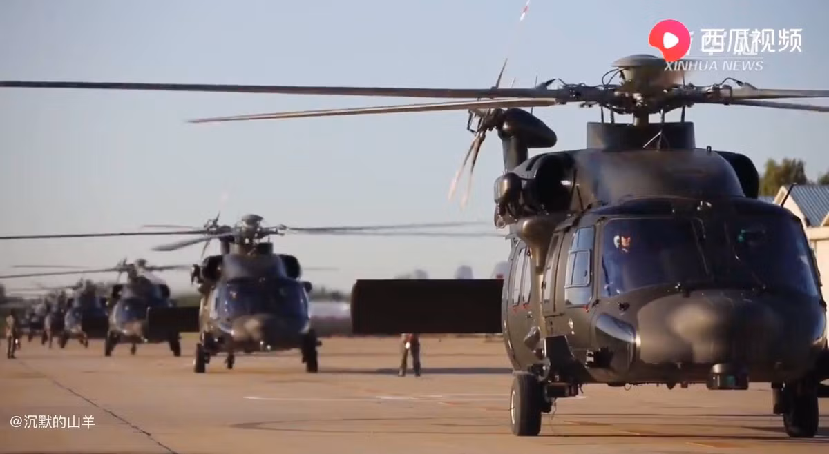 Trong đoạn video được đăng tải, Trung Quốc dường như còn thực hiện luôn cả bài biểu diễn "voi đi bộ" trứ danh của Quân đội Mỹ cùng những trực thăng này. Nguồn ảnh: QQ.