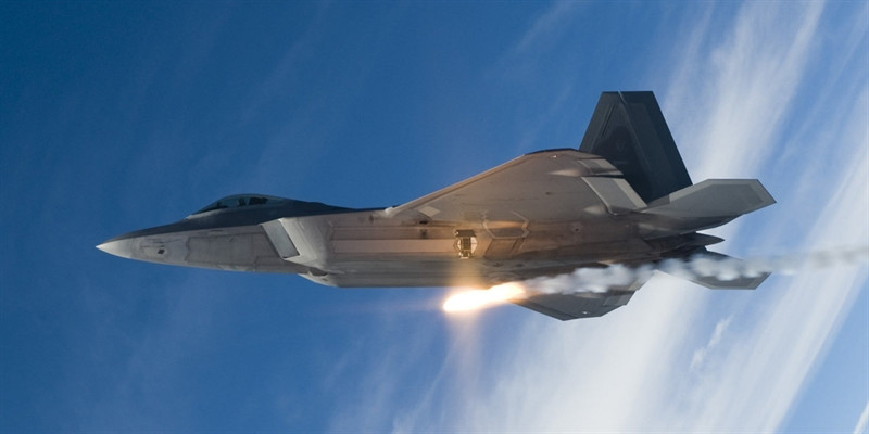 Trên phiên bản nâng cấp, F-22 đã được được lắp đặt các hệ thống tác chiến điện tử và nhận biết mục tiêu mới. F-22 phiên bản Increment 3.2A cũng có thể đối chiếu thông tin nhận được qua máy thu chuẩn Link 16 (trên F-22 máy này chỉ thực hiện chức năng tiếp nhận thông tin) với các thông tin có trong cơ sở dữ liệu cũng như kết hợp với các thông tin nhận được từ các cảm biến riêng.